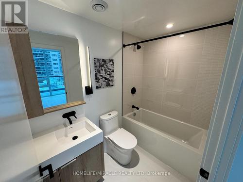 619 - 117 Broadway Avenue, Toronto, ON - Indoor Photo Showing Bathroom