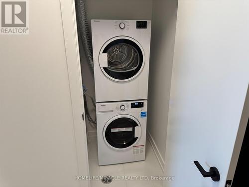 619 - 117 Broadway Avenue, Toronto, ON - Indoor Photo Showing Laundry Room