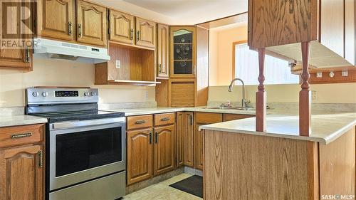 308 7Th Avenue W, Rosetown, SK - Indoor Photo Showing Kitchen