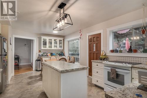 425 Wharton St, Nanaimo, BC - Indoor Photo Showing Kitchen