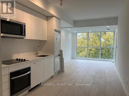 411 - 181 Sheppard Avenue E, Toronto, ON - Indoor Photo Showing Kitchen With Upgraded Kitchen