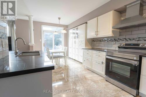 2 Delfire Street, Vaughan, ON - Indoor Photo Showing Kitchen With Upgraded Kitchen