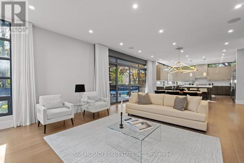 1580 Crestview Avenue, Mississauga, ON - Indoor Photo Showing Living Room