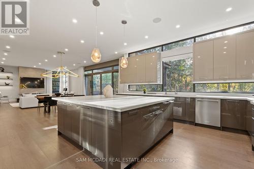 1580 Crestview Avenue, Mississauga, ON - Indoor Photo Showing Kitchen With Upgraded Kitchen