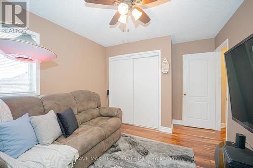 82 Belmont Boulevard, Halton Hills, ON - Indoor Photo Showing Living Room