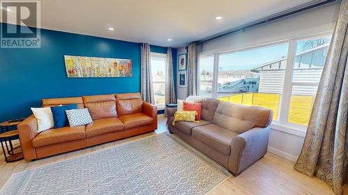 10204 Turner Crescent, Hudsons Hope, BC - Indoor Photo Showing Living Room