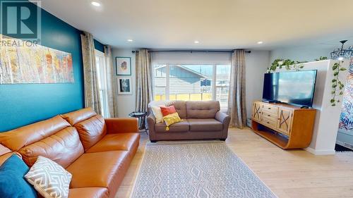 10204 Turner Crescent, Hudsons Hope, BC - Indoor Photo Showing Living Room