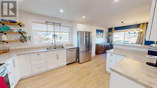 10204 Turner Crescent, Hudsons Hope, BC - Indoor Photo Showing Kitchen With Double Sink