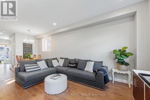 39 Gardenpost Terrace, Ottawa, ON - Indoor Photo Showing Living Room