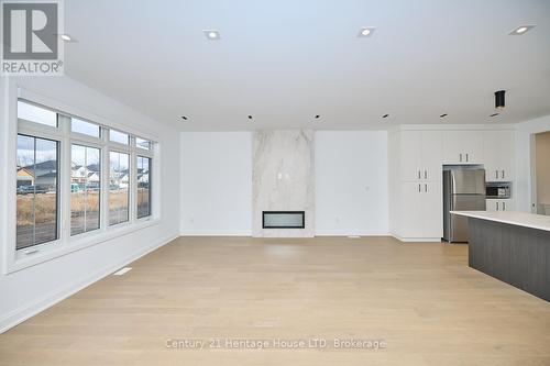 594 Seneca Drive, Fort Erie (334 - Crescent Park), ON - Indoor Photo Showing Kitchen