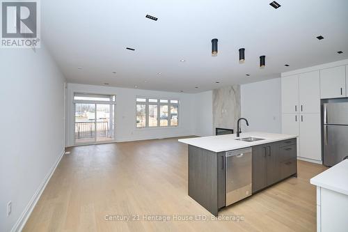 70A-594 Seneca Drive, Fort Erie (334 - Crescent Park), ON - Indoor Photo Showing Kitchen