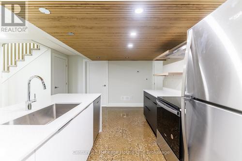 594 Seneca Drive, Fort Erie (334 - Crescent Park), ON - Indoor Photo Showing Kitchen