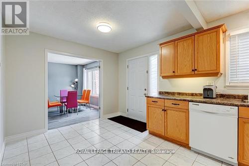 350 Homestead Court, London, ON - Indoor Photo Showing Kitchen