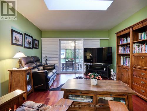 48 Mcdonald Avenue, Thorold, ON - Indoor Photo Showing Living Room