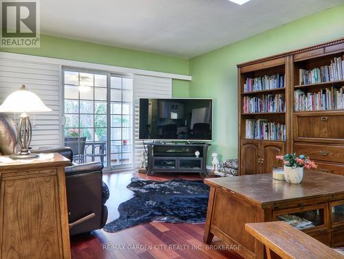 48 Mcdonald Avenue, Thorold, ON - Indoor Photo Showing Living Room