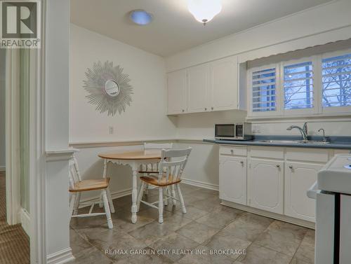 48 Mcdonald Avenue, Thorold, ON - Indoor Photo Showing Kitchen With Double Sink