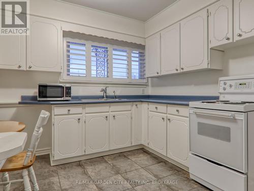 48 Mcdonald Avenue, Thorold, ON - Indoor Photo Showing Kitchen