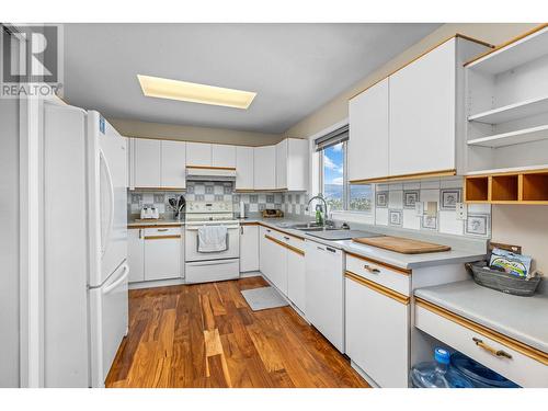 2125 Shamrock Drive, West Kelowna, BC - Indoor Photo Showing Kitchen With Double Sink