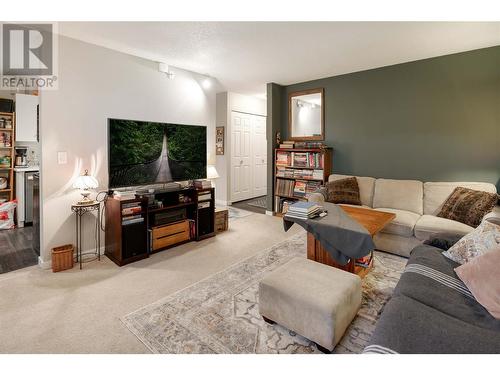 450 All Star Court Unit# 316, Kelowna, BC - Indoor Photo Showing Living Room