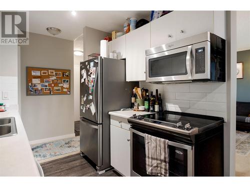 450 All Star Court Unit# 316, Kelowna, BC - Indoor Photo Showing Kitchen With Double Sink