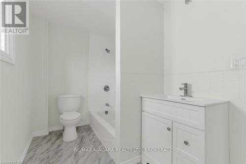 37 Canal Bank Street, Welland (773 - Lincoln/Crowland), ON - Indoor Photo Showing Bathroom