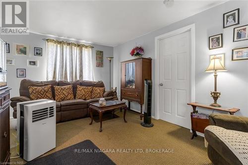 37 Canal Bank Street, Welland (773 - Lincoln/Crowland), ON - Indoor Photo Showing Living Room