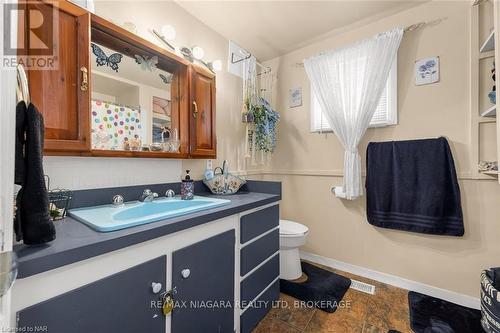 37 Canal Bank Street, Welland (773 - Lincoln/Crowland), ON - Indoor Photo Showing Bathroom