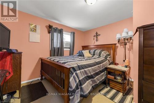 37 Canal Bank Street, Welland (773 - Lincoln/Crowland), ON - Indoor Photo Showing Bedroom