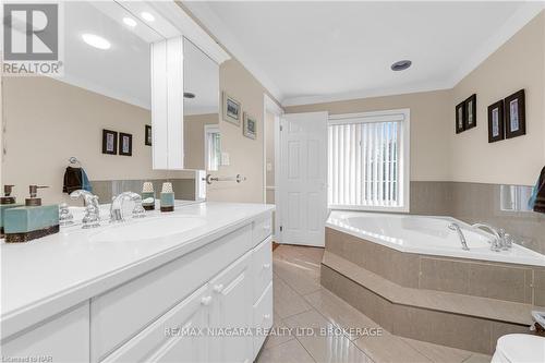 851 Carl Road, Welland (765 - Cooks Mills), ON - Indoor Photo Showing Bathroom