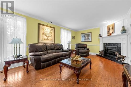 851 Carl Road, Welland (765 - Cooks Mills), ON - Indoor Photo Showing Living Room With Fireplace