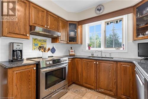 851 Carl Road, Welland (765 - Cooks Mills), ON - Indoor Photo Showing Kitchen