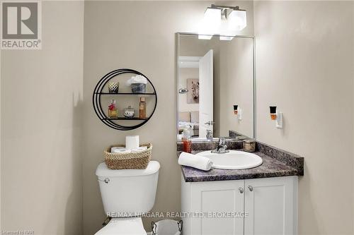 13 Hilts Court, St. Catharines (456 - Oakdale), ON - Indoor Photo Showing Bathroom