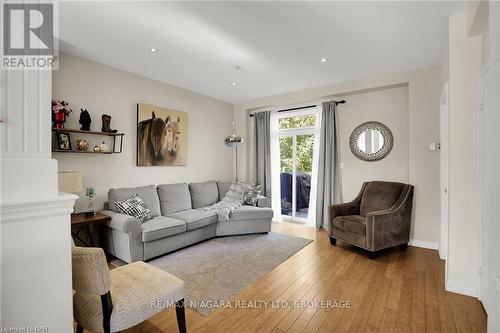 13 Hilts Court, St. Catharines (456 - Oakdale), ON - Indoor Photo Showing Living Room