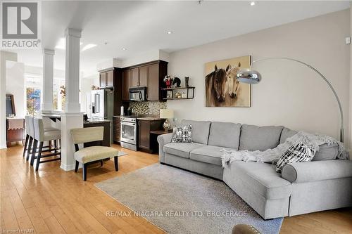 13 Hilts Court, St. Catharines (456 - Oakdale), ON - Indoor Photo Showing Living Room