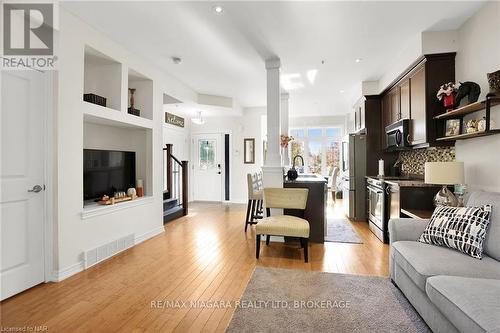 13 Hilts Court, St. Catharines (456 - Oakdale), ON - Indoor Photo Showing Living Room