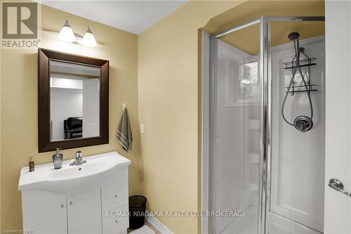 13 Hilts Court, St. Catharines (456 - Oakdale), ON - Indoor Photo Showing Bathroom