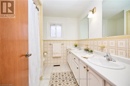 27 Quinn Avenue, Hamilton (Quinndale), ON - Indoor Photo Showing Bathroom