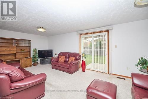 27 Quinn Avenue, Hamilton (Quinndale), ON - Indoor Photo Showing Living Room