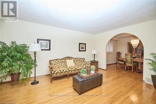 27 Quinn Avenue, Hamilton (Quinndale), ON - Indoor Photo Showing Living Room