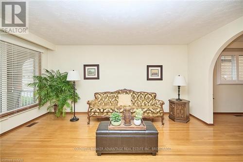 27 Quinn Avenue, Hamilton (Quinndale), ON - Indoor Photo Showing Living Room