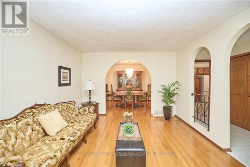 27 Quinn Avenue, Hamilton (Quinndale), ON - Indoor Photo Showing Living Room