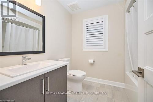 3823 Simpson Lane, Fort Erie (327 - Black Creek), ON - Indoor Photo Showing Bathroom