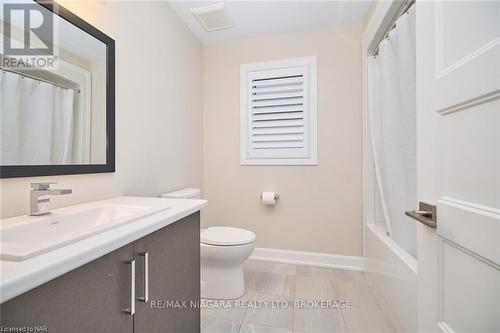 3823 Simpson Lane, Fort Erie (327 - Black Creek), ON - Indoor Photo Showing Bathroom