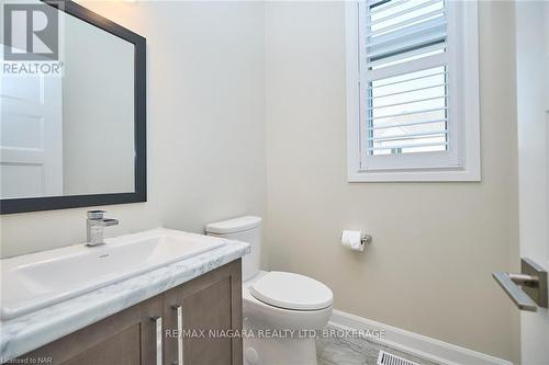 3823 Simpson Lane, Fort Erie (327 - Black Creek), ON - Indoor Photo Showing Bathroom