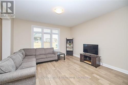 3823 Simpson Lane, Fort Erie (327 - Black Creek), ON - Indoor Photo Showing Living Room