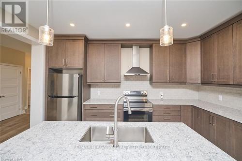 3823 Simpson Lane, Fort Erie (327 - Black Creek), ON - Indoor Photo Showing Kitchen With Double Sink With Upgraded Kitchen