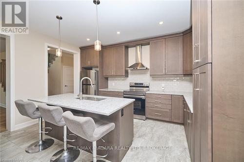 3823 Simpson Lane, Fort Erie (327 - Black Creek), ON - Indoor Photo Showing Kitchen With Upgraded Kitchen