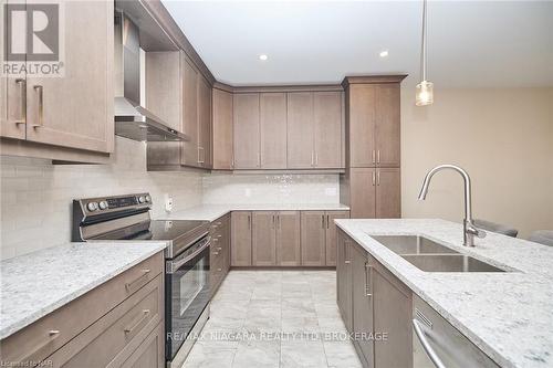 3823 Simpson Lane, Fort Erie (327 - Black Creek), ON - Indoor Photo Showing Kitchen With Double Sink With Upgraded Kitchen