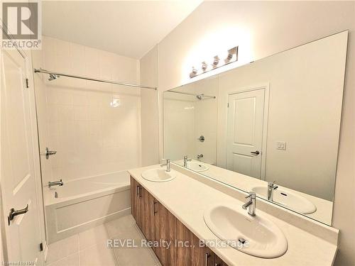 40 Sidney Rose, St. Catharines (461 - Glendale/Glenridge), ON - Indoor Photo Showing Bathroom