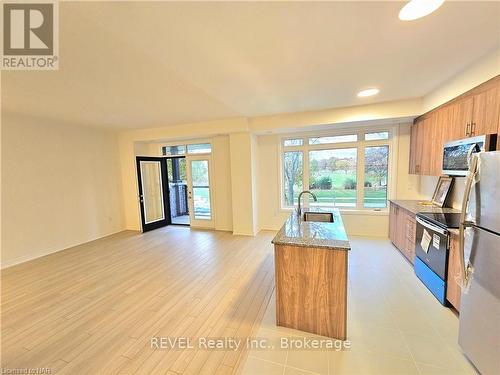 40 Sidney Rose, St. Catharines (461 - Glendale/Glenridge), ON - Indoor Photo Showing Kitchen